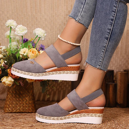 Elegante Espadrille-Wedges mit Metallakzenten und geschlossener Zehenpartie