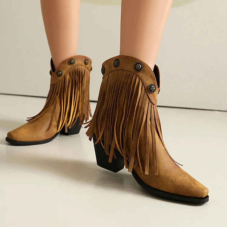 Fransen-Ankle Boots mit metallischen Nieten, eckiger Zehenpartie und klobigem Absatz