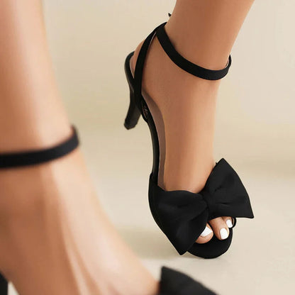 Peep-Toe-Stilettos mit Knöchelriemen, mittelhohem Absatz und Schleifenakzent