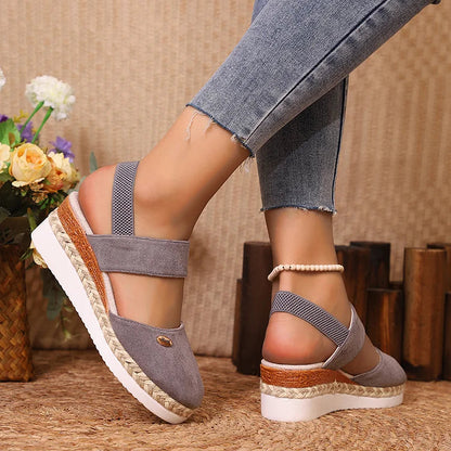 Elegante Espadrille-Wedges mit Metallakzenten und geschlossener Zehenpartie