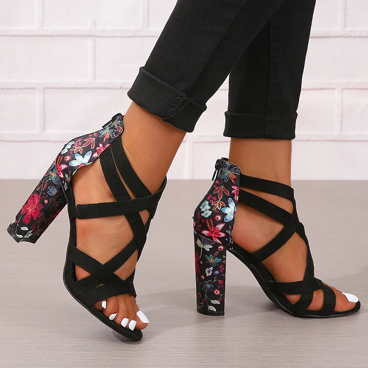 Bunte Peep-Toe-Sandalen mit überkreuzten Riemen und Reißverschluss hinten, klobiger Absatz