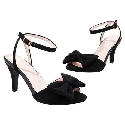 Peep-Toe-Stilettos mit Knöchelriemen, mittelhohem Absatz und Schleifenakzent