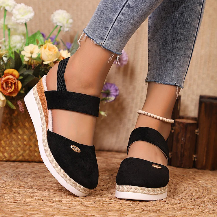 Elegante Espadrille-Wedges mit Metallakzenten und geschlossener Zehenpartie