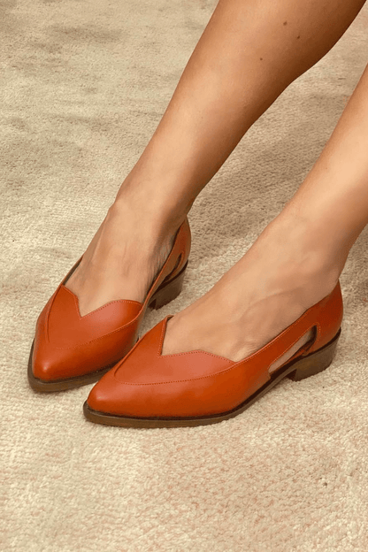 Bequeme marineblaue Ballerinas zum Hineinschlüpfen mit spitzem Zehenbereich und Aussparungen