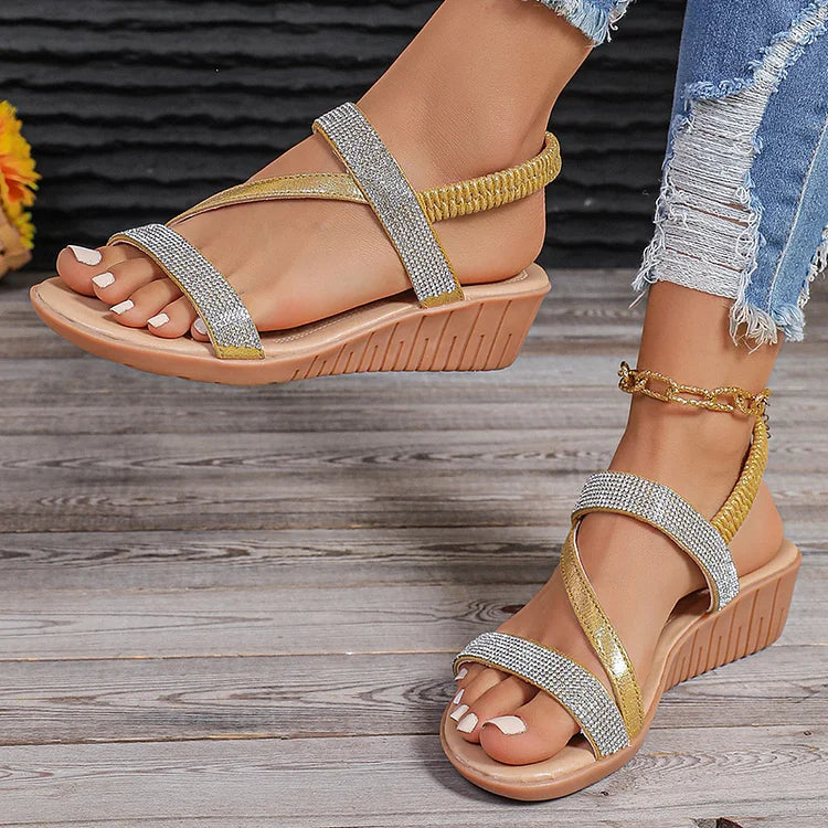 Strass-Details: Elastische Knöchelband-Sandalen mit runder Zehenpartie und elegantem Keilabsatz