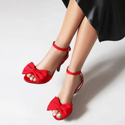 Peep-Toe-Stilettos mit Knöchelriemen, mittelhohem Absatz und Schleifenakzent