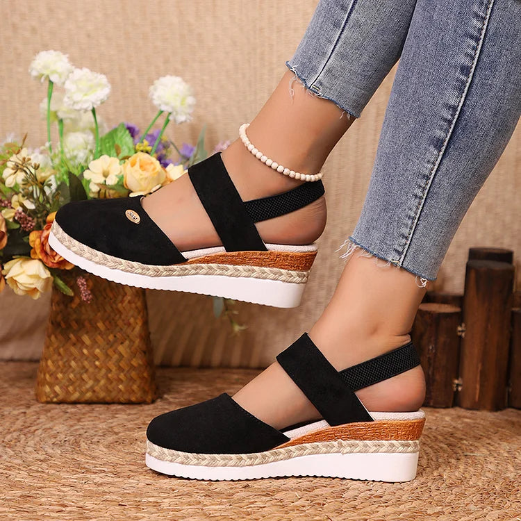 Elegante Espadrille-Wedges mit Metallakzenten und geschlossener Zehenpartie