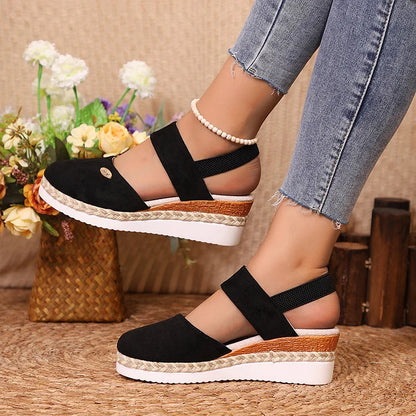 Elegante Espadrille-Wedges mit Metallakzenten und geschlossener Zehenpartie