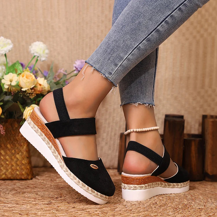 Elegante Espadrille-Wedges mit Metallakzenten und geschlossener Zehenpartie