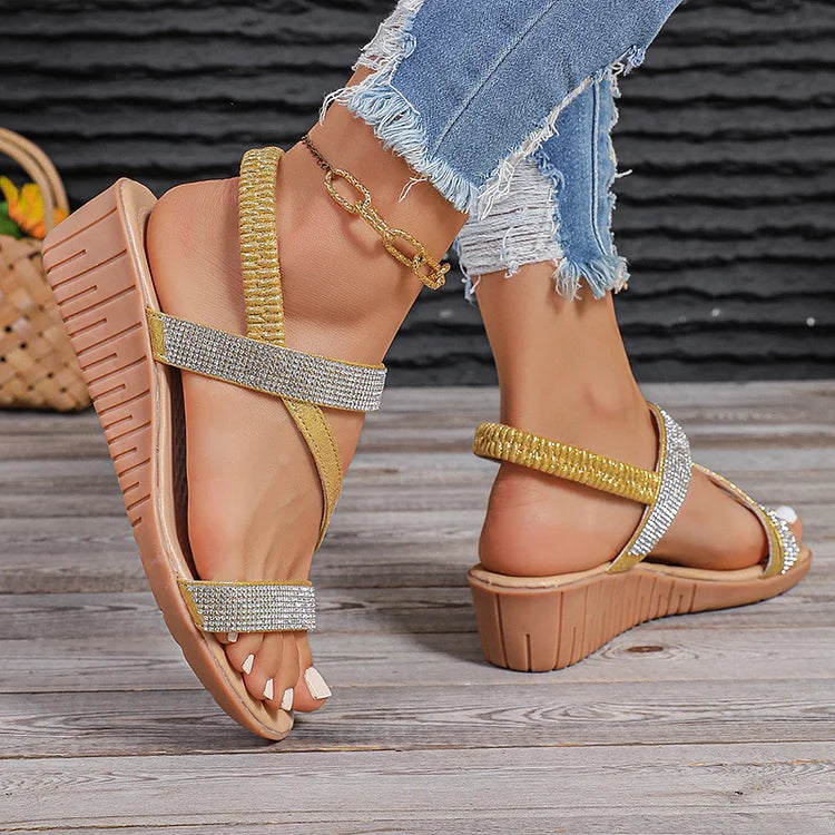 Strass-Details: Elastische Knöchelband-Sandalen mit runder Zehenpartie und elegantem Keilabsatz