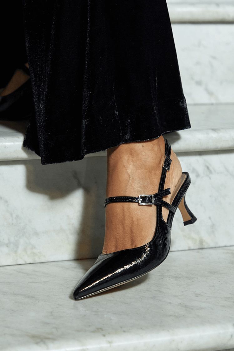 Schwarze, hochglänzende Slingback-Absätze mit spitzer Form