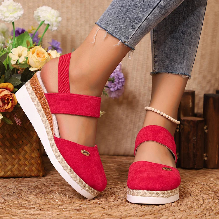 Elegante Espadrille-Wedges mit Metallakzenten und geschlossener Zehenpartie