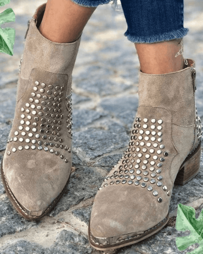 Strukturierte, klobige Wildlederstiefel mit spitzem Zehenbereich und Nieten