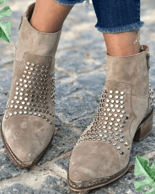 Strukturierte, klobige Wildlederstiefel mit spitzem Zehenbereich und Nieten