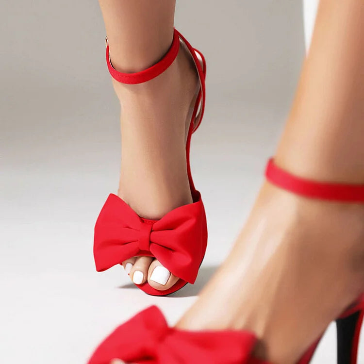 Peep-Toe-Stilettos mit Knöchelriemen, mittelhohem Absatz und Schleifenakzent