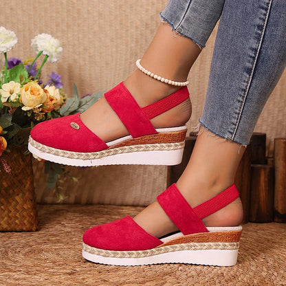 Elegante Espadrille-Wedges mit Metallakzenten und geschlossener Zehenpartie