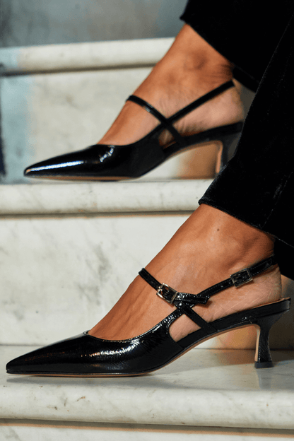 Schwarze, hochglänzende Slingback-Absätze mit spitzer Form