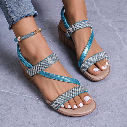 Strass-Details: Elastische Knöchelband-Sandalen mit runder Zehenpartie und elegantem Keilabsatz