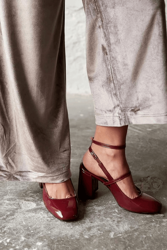 Schimmernde weinrote Mary-Jane-Pumps mit robustem Absatz und doppeltem Riemchen