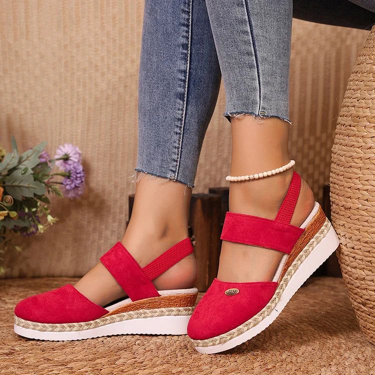 Elegante Espadrille-Wedges mit Metallakzenten und geschlossener Zehenpartie