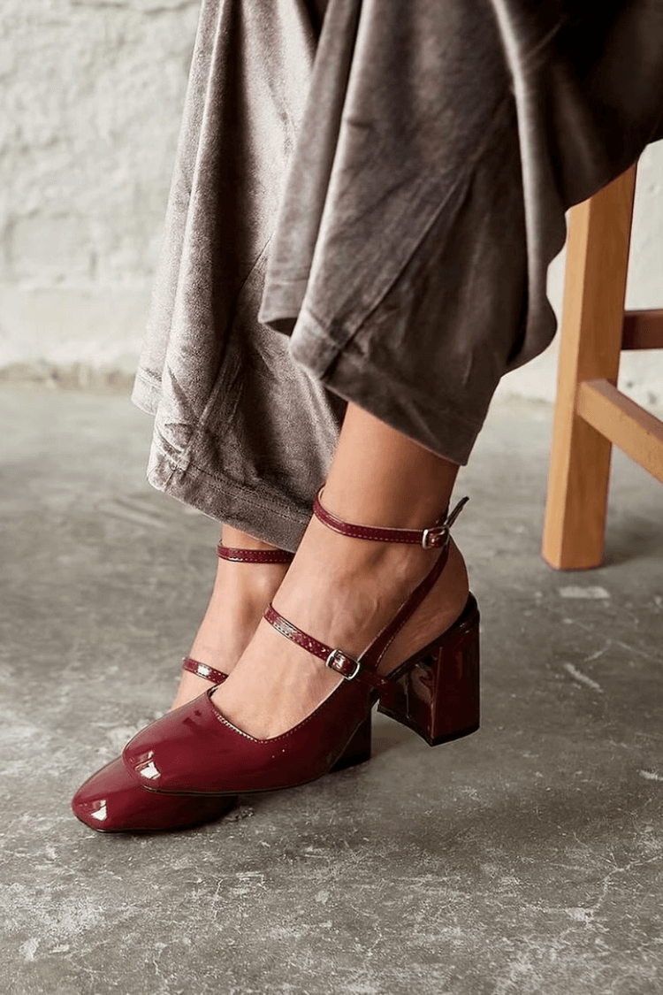 Schimmernde weinrote Mary-Jane-Pumps mit robustem Absatz und doppeltem Riemchen