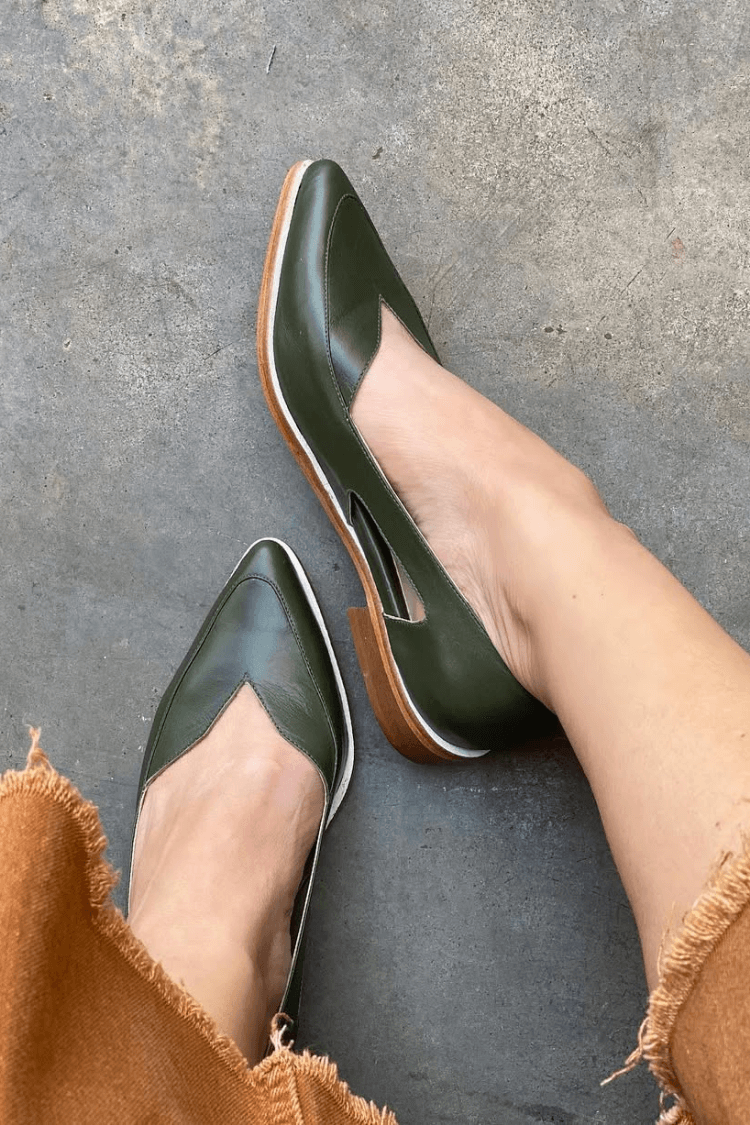 Bequeme marineblaue Ballerinas zum Hineinschlüpfen mit spitzem Zehenbereich und Aussparungen