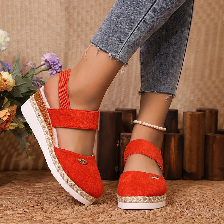 Elegante Espadrille-Wedges mit Metallakzenten und geschlossener Zehenpartie