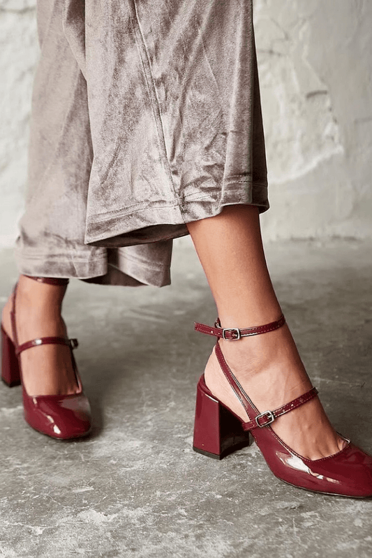 Schimmernde weinrote Mary-Jane-Pumps mit robustem Absatz und doppeltem Riemchen