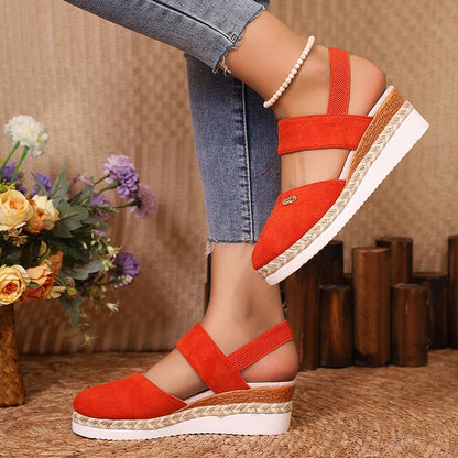 Elegante Espadrille-Wedges mit Metallakzenten und geschlossener Zehenpartie
