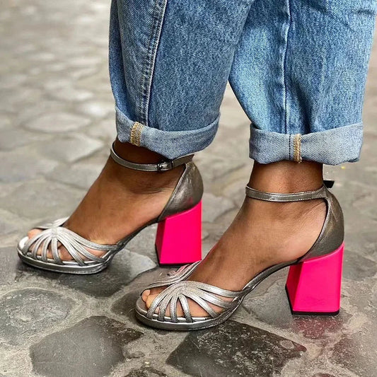 Elegante, funkelnde Peeptoe-Absätze mit Knöchelriemen und Farbblock-Design