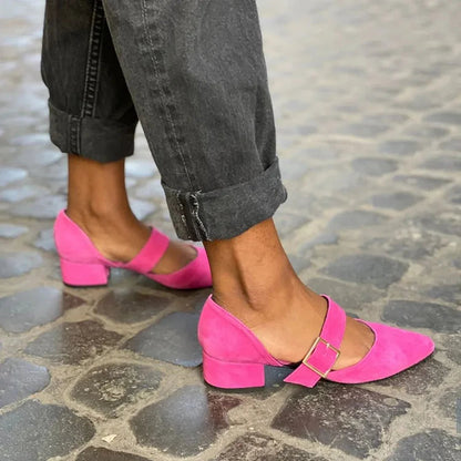 Spitze, klobige High Heels mit Kunstlederriemen und Schnalle