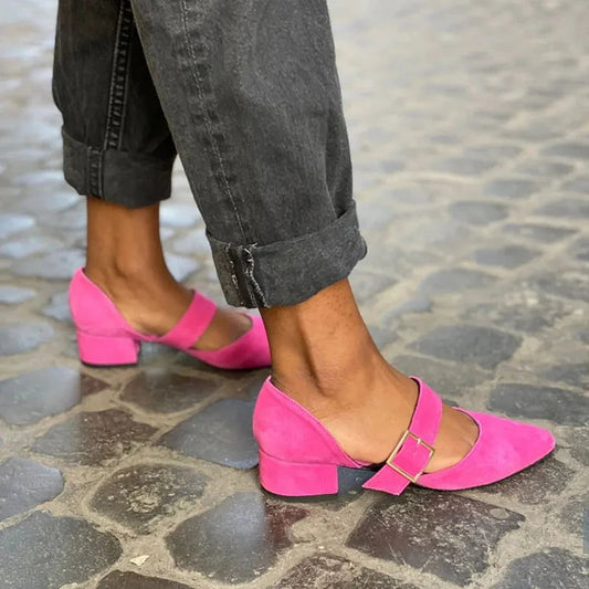 Spitze, klobige High Heels mit Kunstlederriemen und Schnalle