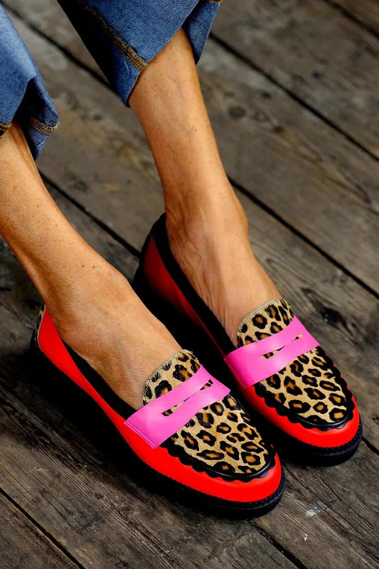 Rote Slipper mit Leopardenmuster, Farbblockdesign und runder Zehenform