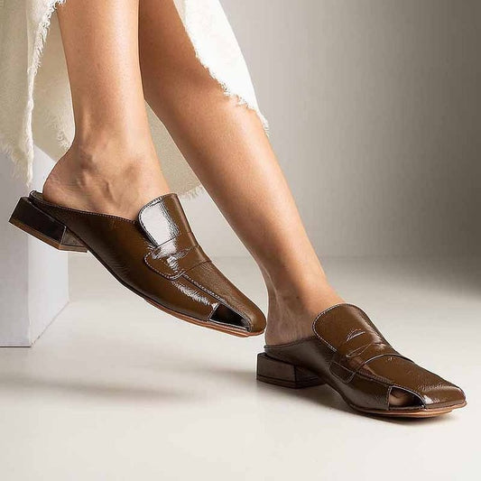 Braune Mules mit einfarbigem Patchwork-Ausschnitt und eckiger Zehenform [Vorbestellung]