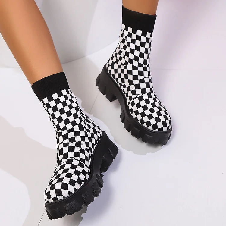 Gestickte Stiefeletten im Schachbrettmuster mit runder Zehenpartie und robustem Absatz