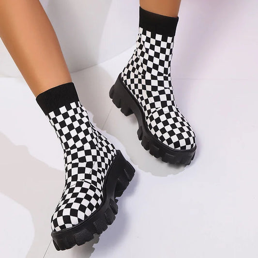 Gestickte Stiefeletten im Schachbrettmuster mit runder Zehenpartie und robustem Absatz