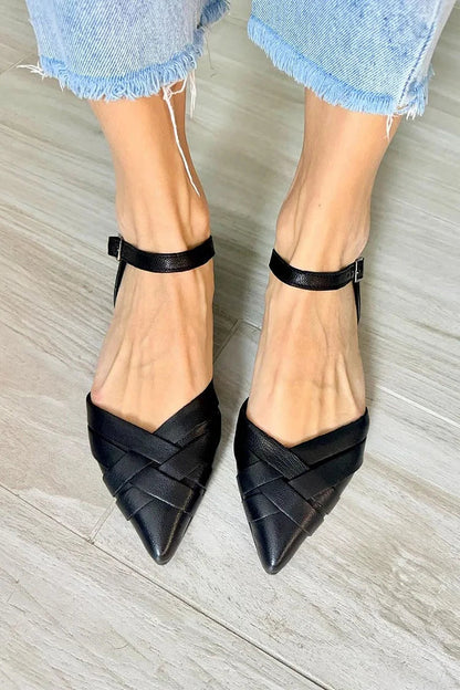 Elegante schwarze Ballerinas mit feinen gewebten Knöchelriemen und Spitzen-Schnalle