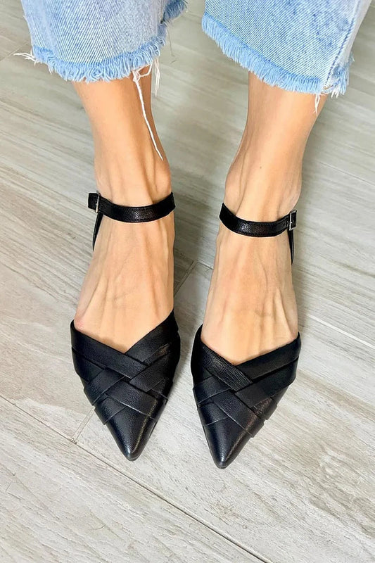 Elegante schwarze Ballerinas mit feinen gewebten Knöchelriemen und Spitzen-Schnalle