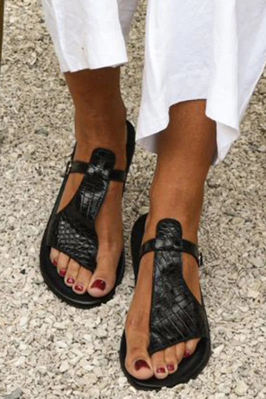 Schwarze Flip-Flops mit Krokodil-Prägung am Riemen und Schnalle