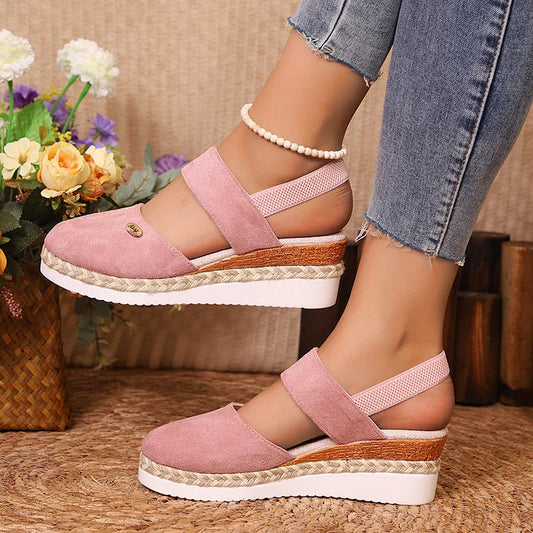 Elegante Espadrille-Wedges mit Metallakzenten und geschlossener Zehenpartie