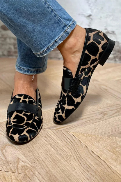 Farbblockierte Slipper mit runder Zehenpartie und Kuhmuster