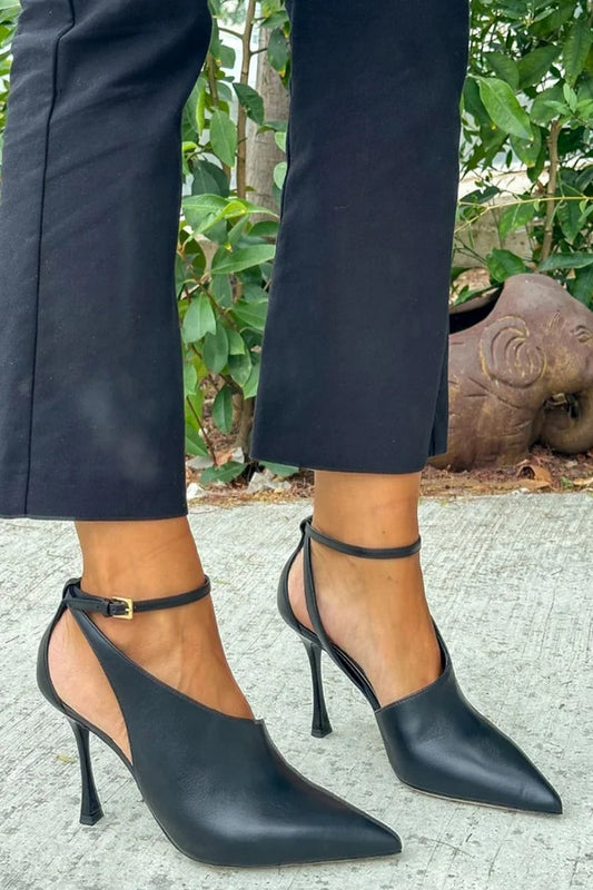 Schwarze Stiletto-Absätze mit Knöchelriemen, Schnalle, Ausschnitt und spitzem Zehenbereich