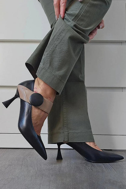 Schwarze Stiletto-Absätze mit Patchwork-Riemen und spitzem Zehenbereich