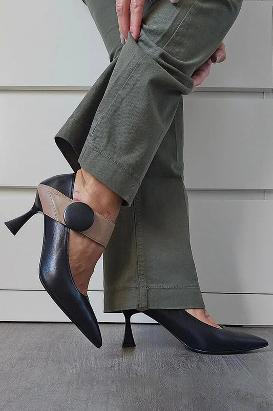 Schwarze Stiletto-Absätze mit Patchwork-Riemen und spitzem Zehenbereich