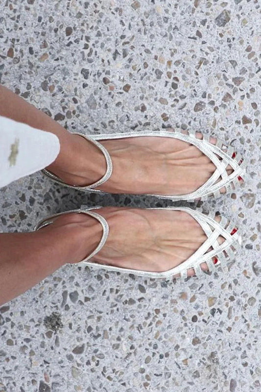 Silberne Sandalen mit offener Knöchelpartie und runder Zehenform