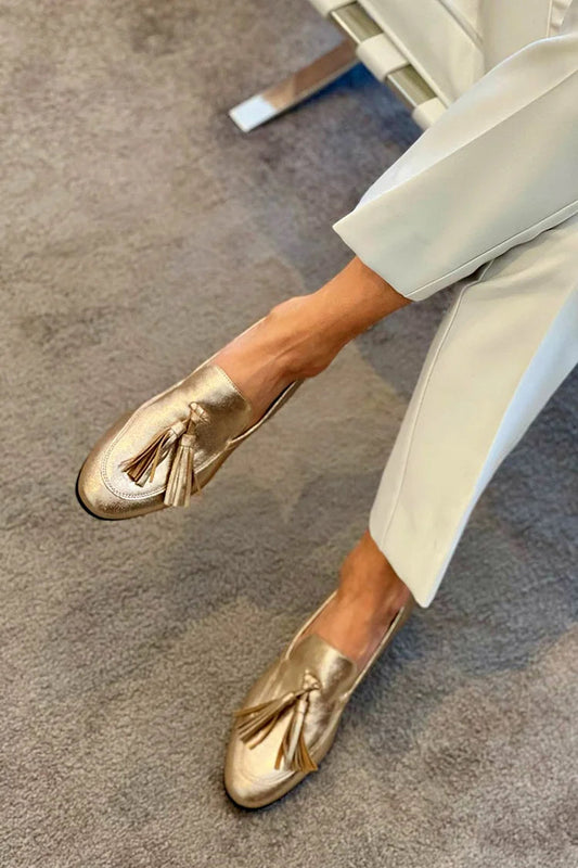 Goldene Loafer mit metallic Glanz, Quasten und dekorativen Nähten