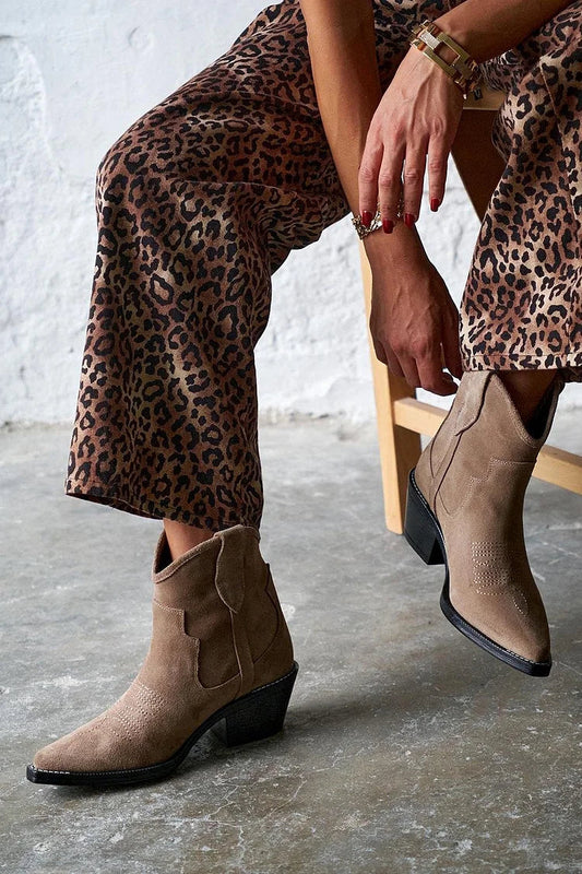 Nahtdesign, spitze Zehen, robuster Absatz, hellbraune Stiefeletten [Vorbestellung]