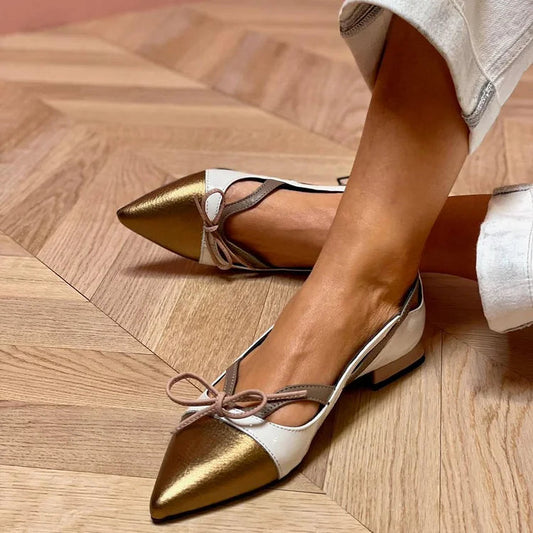 Ballerinas mit spitzen Zehen und farblich akzentuierten Ausschnitten