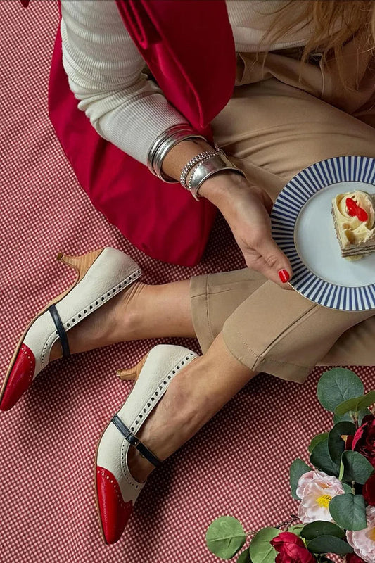 Weiße Low-Heels mit Farbblock-Spitze und Riemenschnalle