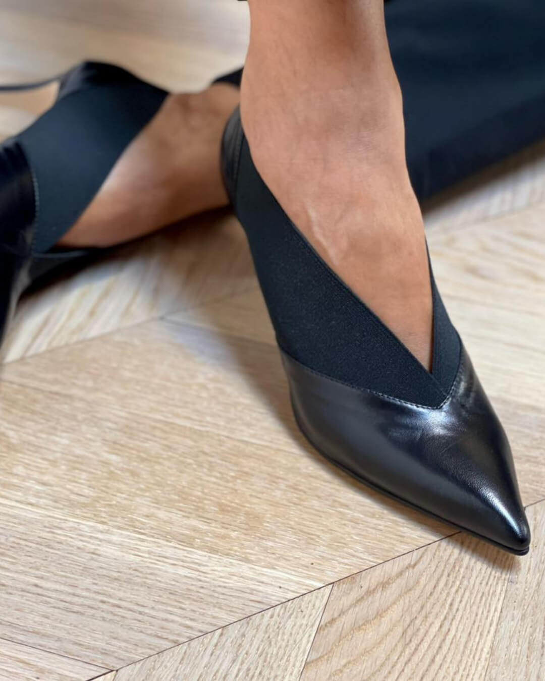 Elegante zweifarbige Stiletto-Absätze aus Leder mit V-Ausschnitt [Vorbestellung]